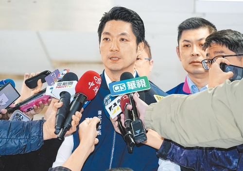 臺北市長蔣萬安（中）。
