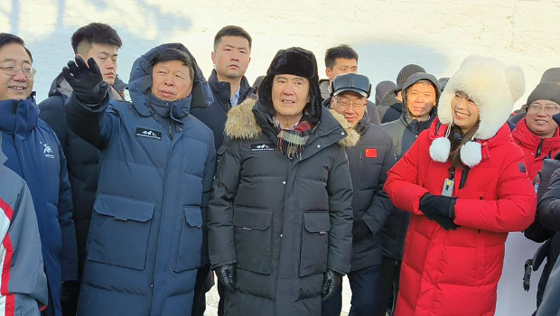 馬英九出訪大陸，19日參訪哈爾濱雪博會現場，防寒衣物全副武裝之下，笑稱“這輩子第一次打扮像只北極熊”。