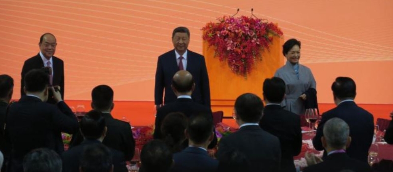 習近平（中）及夫人彭麗媛出席晚宴。