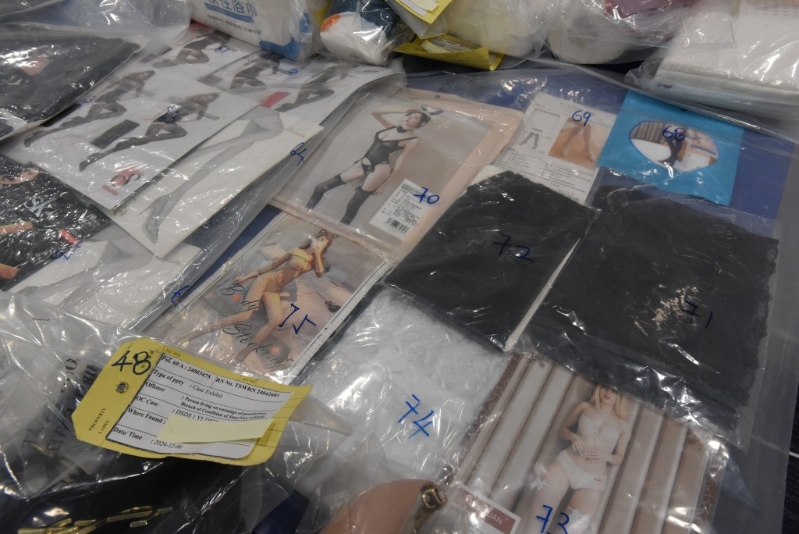 警方展示部份賣淫衣物。