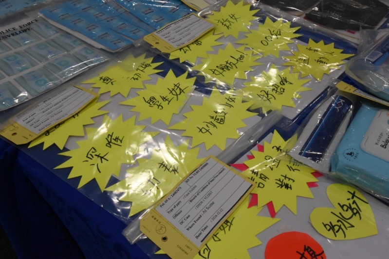 警方展示賣淫單位宣傳物品。 黃文威攝