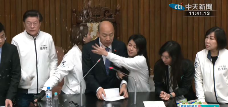 韓國瑜突遭民進黨“立委”潑水。