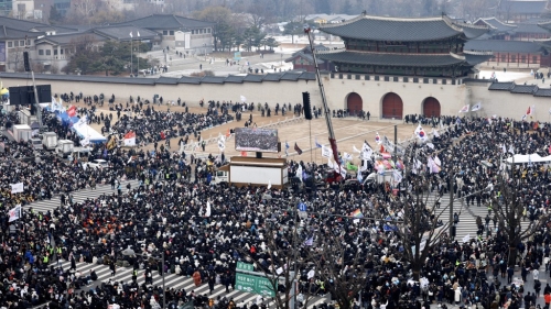 支持和反對彈劾尹錫悅兩派人馬在光化門對峙。路透社
