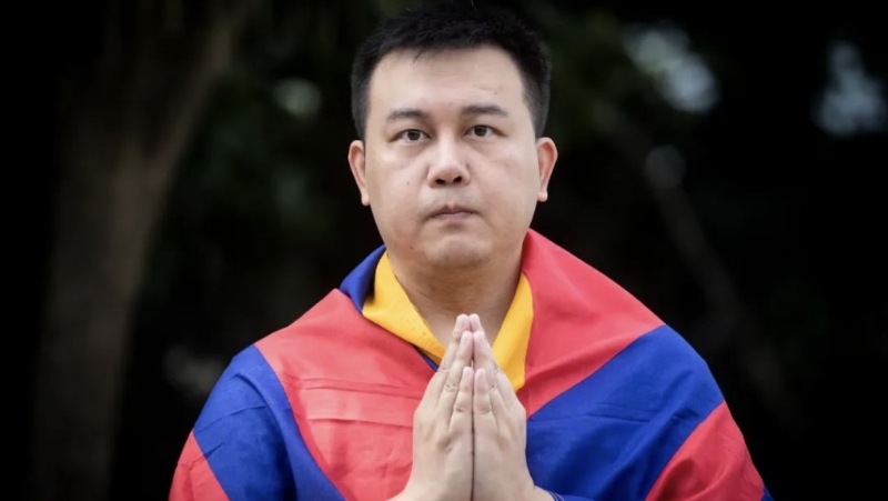 長大后的李昂改了名字、成家立室。網上圖片