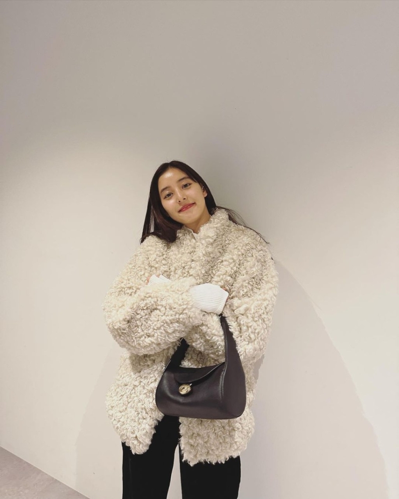 日本女星新木優子以毛毛大衣及長褲的冬日造型，配搭品牌的手袋，倍添優雅，亦豐富造型。