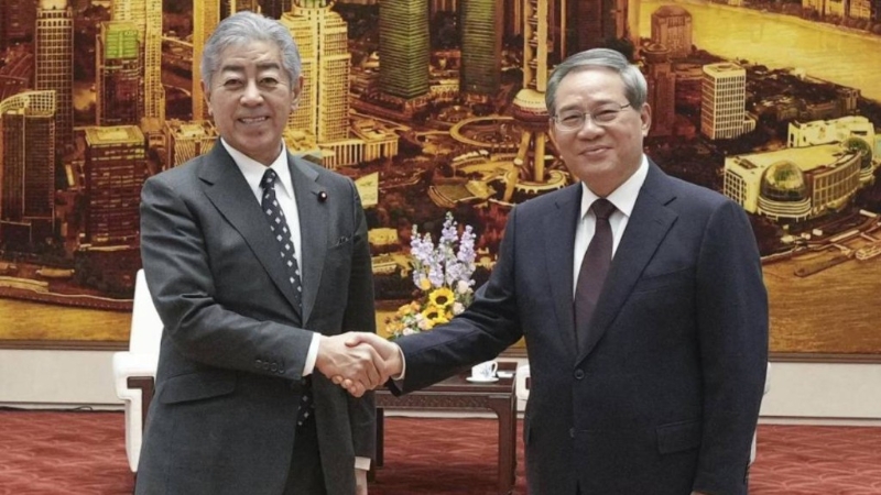 日本外相巖屋毅（左）25日訪華與總理李強會面。 美聯社