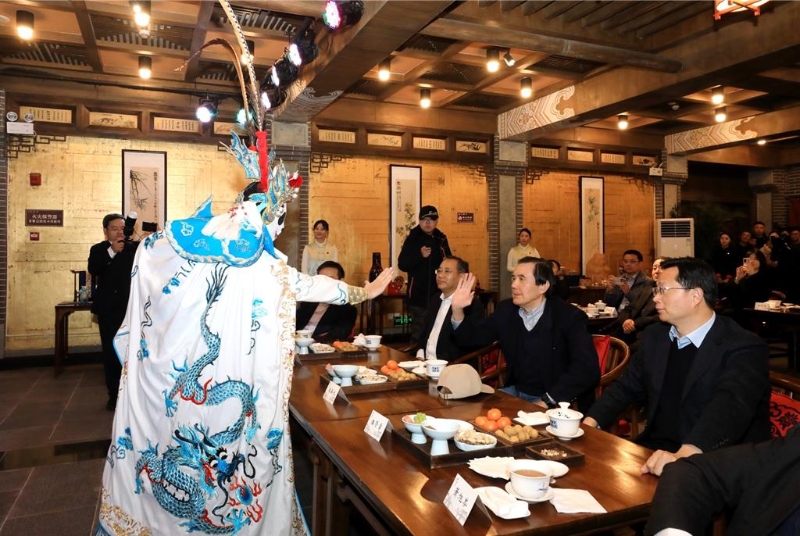馬英九欣賞川劇“變臉”表演。圖：馬英九基金會