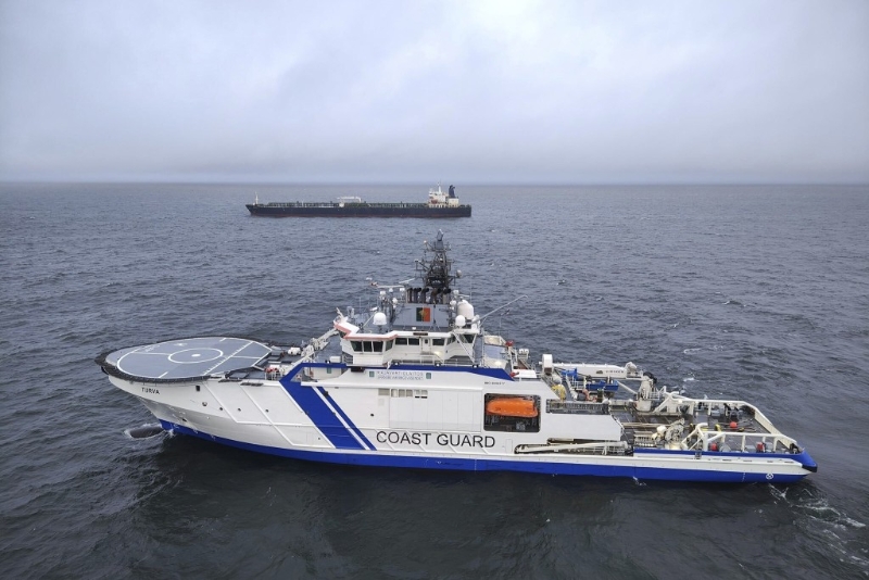 芬蘭邊境防衛隊船隻監視油輪Eagle S（背后）。