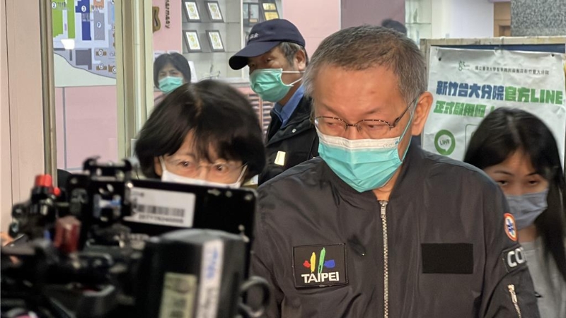 民眾黨主席柯文哲下午到新竹臺大分院新竹醫院探望住院中的柯爸爸柯承發，約莫待了1個小時半后離開。