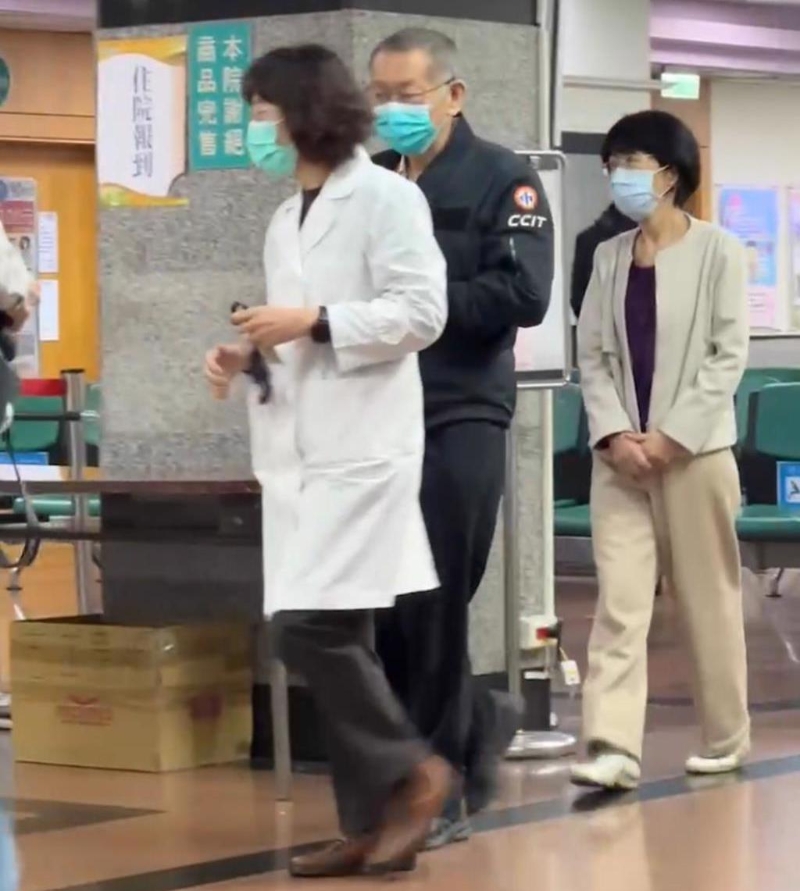 有民眾目擊柯文哲疑似眼睛稍有不舒服，在探望完柯爸后也在妹妹柯美蘭陪同下在眼科掛號就診。