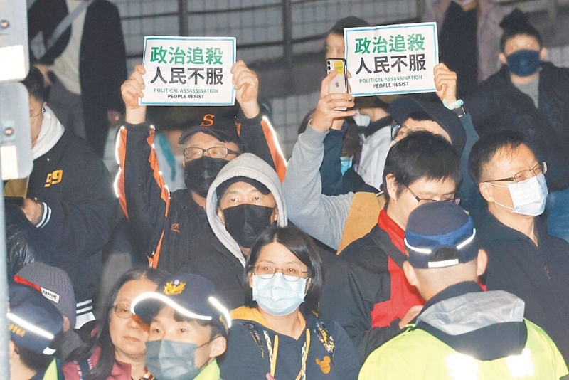臺北地檢署偵辦京華城案、柯文哲政治獻金案偵結，許多小草（民眾黨支持者）27日凌晨在臺北地檢署外聲援柯文哲。