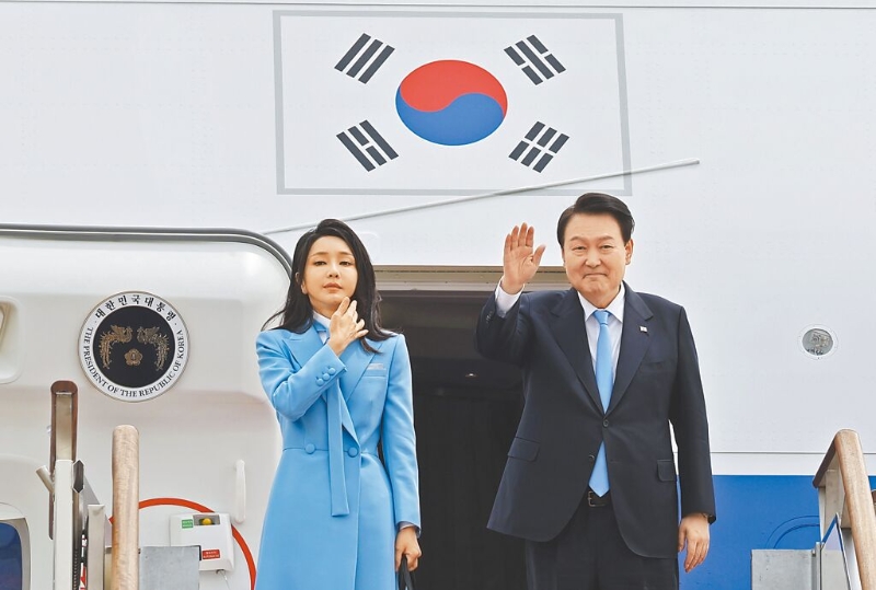 自14日彈劾案通過后，韓國總統尹錫悅已連續12天未公開露面，第一夫人金建希的活動也已中斷。圖為尹錫悅夫婦2023年4月出訪美國。