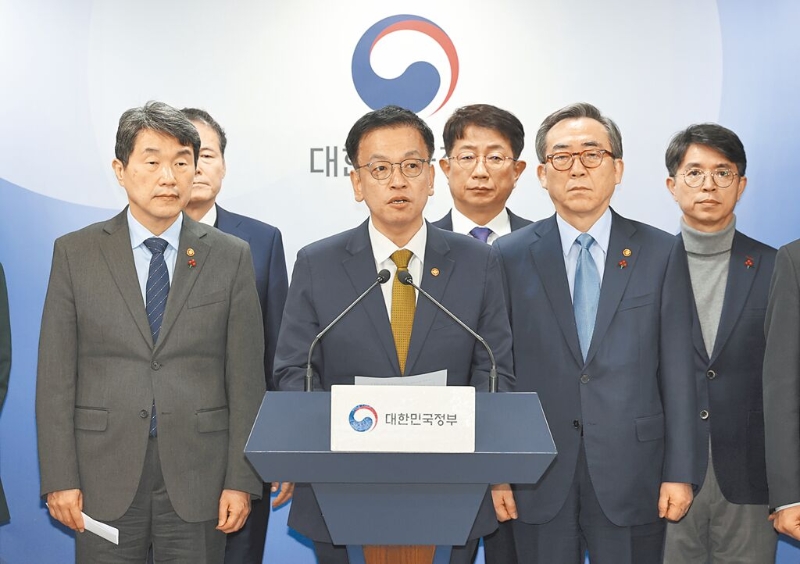 針對韓國代理總統韓德洙遭國會彈劾后的政局，學者認為，如果未來再對代理“代理總統”的崔相穆彈劾，韓國恐陷入無政府狀態。圖為崔相穆發表談話。