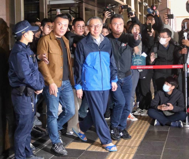 前臺北市長柯文哲（前中）移審法院后，北院27日裁定交保，柯文哲完成交保后離開。