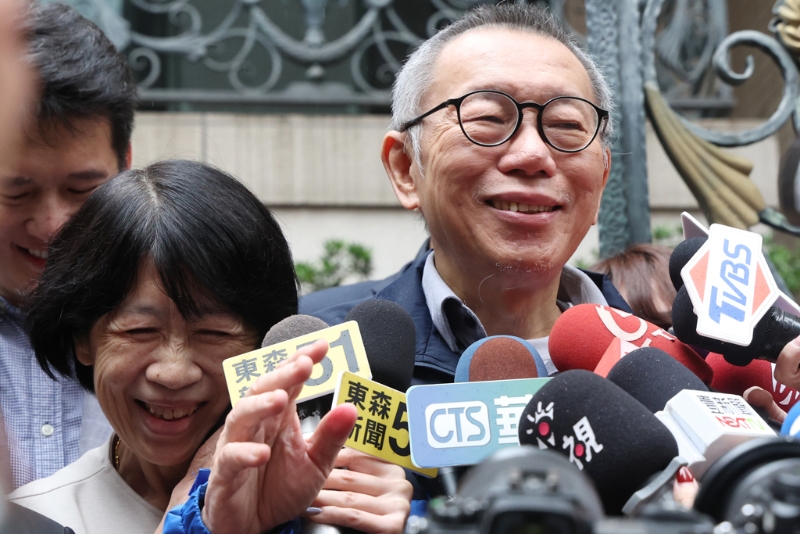妻子陳佩琪（左）出門迎接，受訪時陳緊貼身邊，柯則露出久違的笑容。