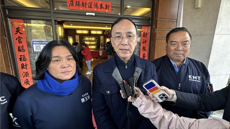 國民黨主席朱立倫(中)今一早搭機親自飛往金門主持“130周年黨慶表揚大會”，對于2026年金門縣長選舉布局語帶保留。