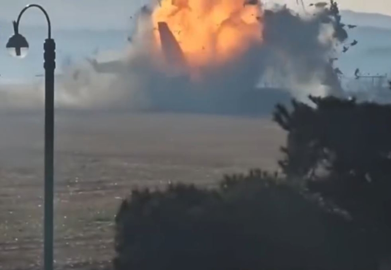 客機撞上圍牆爆炸一刻。