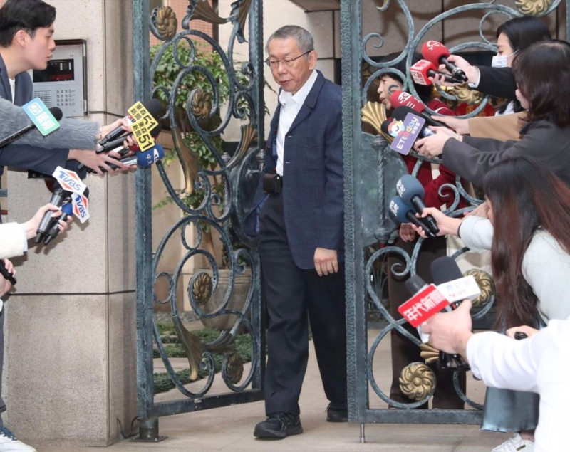 民眾黨主席柯文哲涉京華城弊案、政治獻金案，柯文哲妻子陳佩琪湊出剩下的4000萬元，30日到北院為丈夫交保并一起回家后，柯文哲換完衣服后又隨即出門。