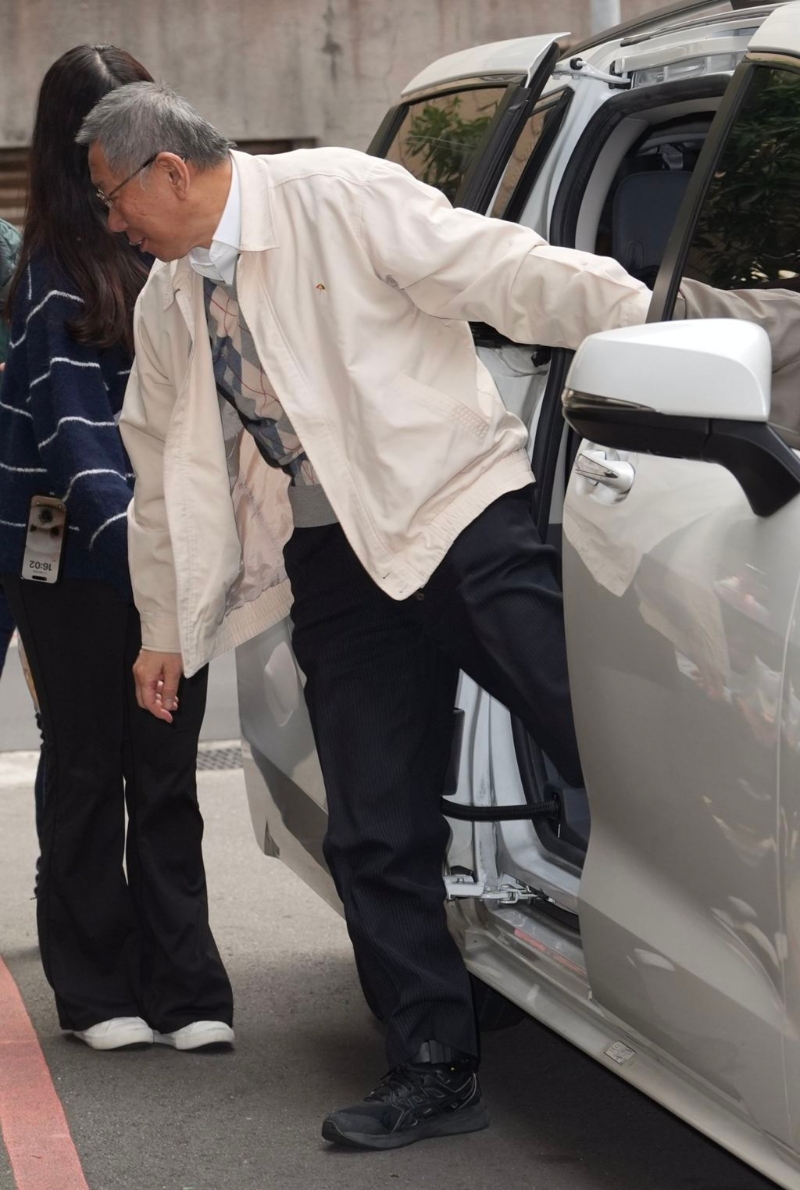 民眾黨主席柯文哲涉京華城弊案、政治獻金案，裁定柯文哲7000萬元交保，并戴電子腳鐐，限制出境、出海8個月?？挛恼芑丶蚁萝嚂r，一度露出電子腳鐐。