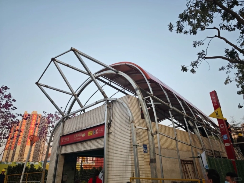 廣州地鐵花地灣站出入口的新造型，被批評正面看如同棺材。