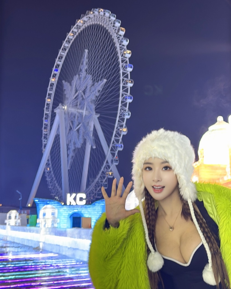 劉子儀日前與好友們去哈爾濱冰雪大世界，雖然天氣極度寒冷，但她都大方分享一張在冰天雪地的環境下，極低胸的靚相。