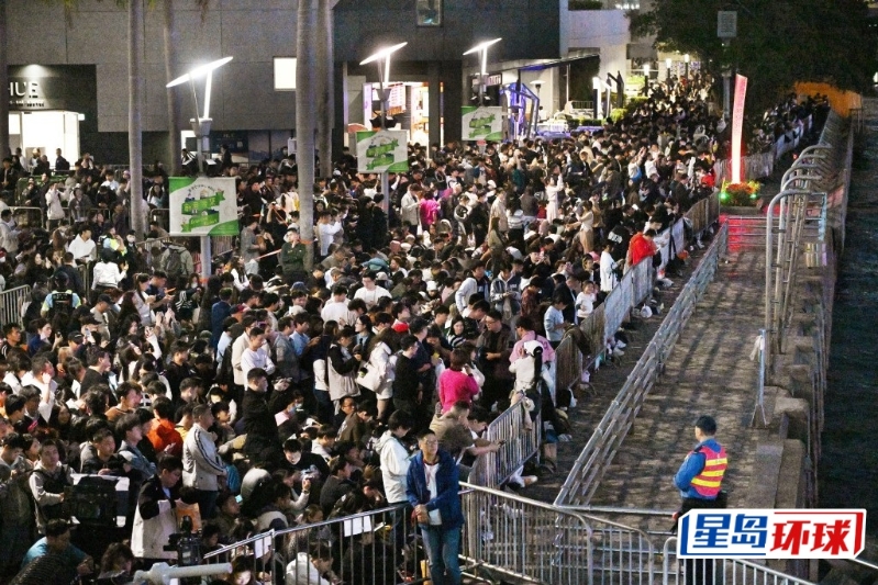 大批市民在尖沙咀海傍守候煙花。 蘇正謙攝