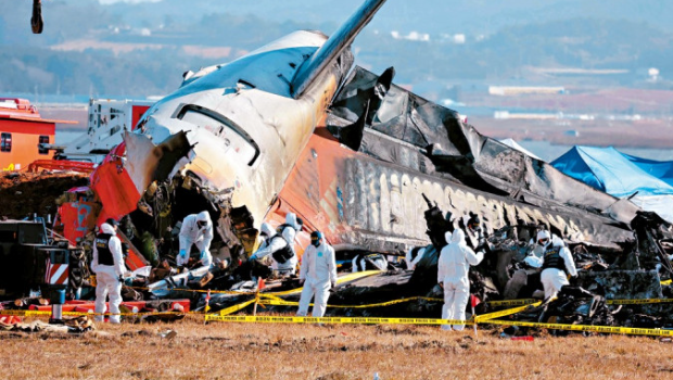 調查人員在濟州航空客機失事現場搜證。