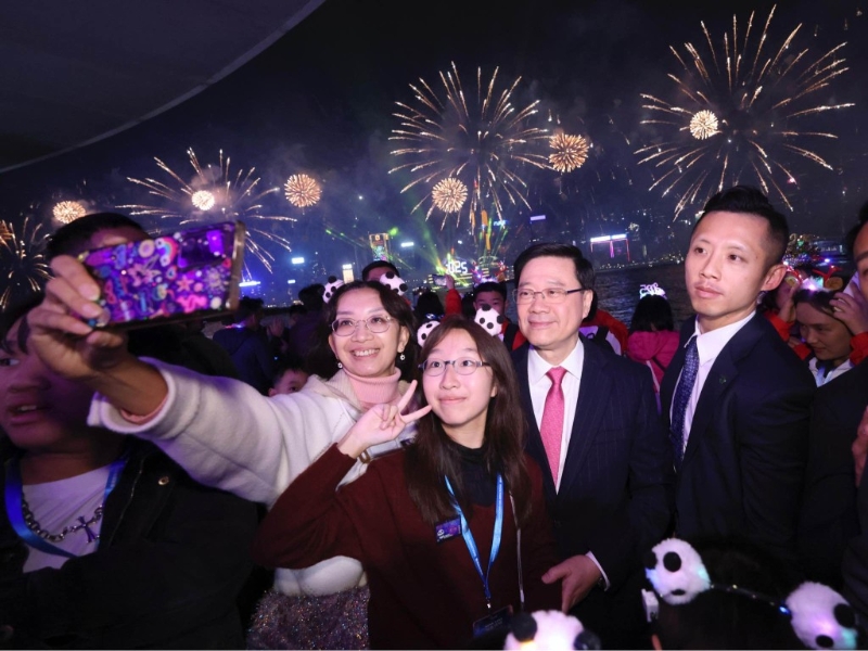 與市民合照。