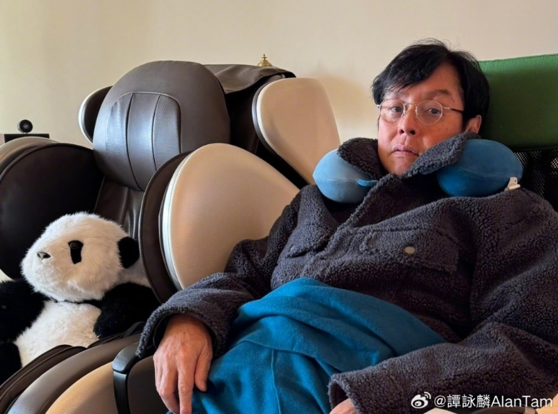 譚詠麟這段期間都有更新微博，但見他精神萎靡不振，經常坐在家中穿上厚厚衣服。