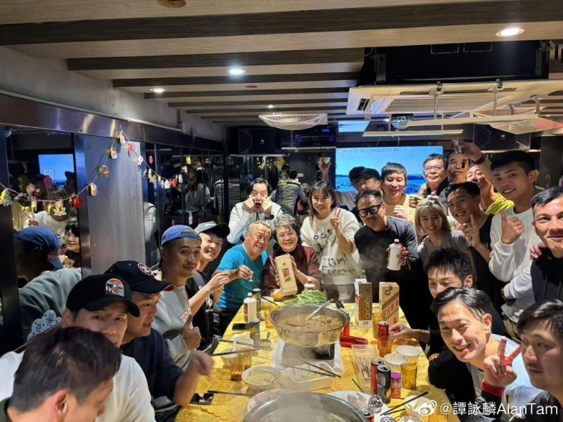 31日譚詠麟貼出與明星足球隊成員曾志偉、黃日華等人聚會的照片