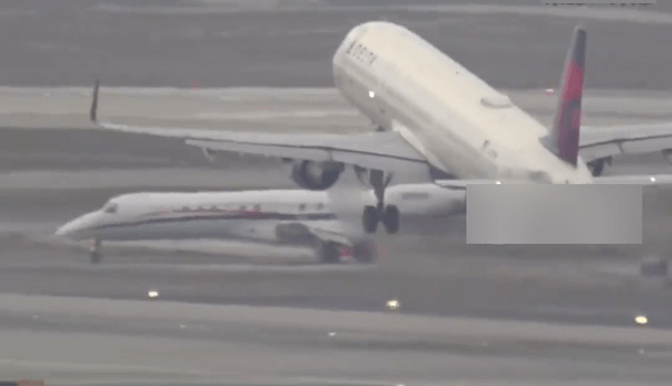 洛杉磯國際機場兩飛機幾乎相撞。