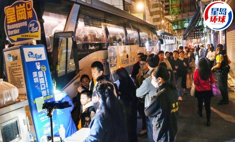 警方在場維持秩序，旅客有序地排隊上跨境巴士。 吳艷玲攝