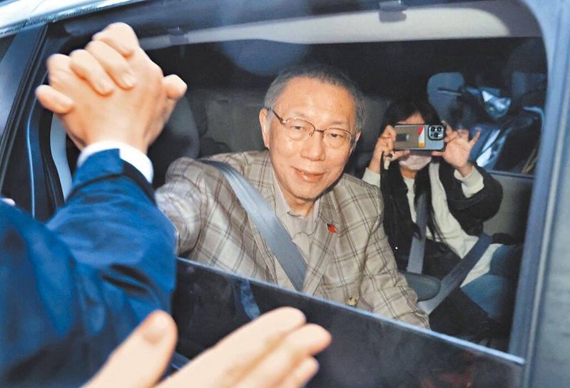 民眾黨主席柯文哲因陷入京華城與政治獻金弊案，辭去黨主席后，柯文哲坐車離開民眾黨中央，與支持者握手。
