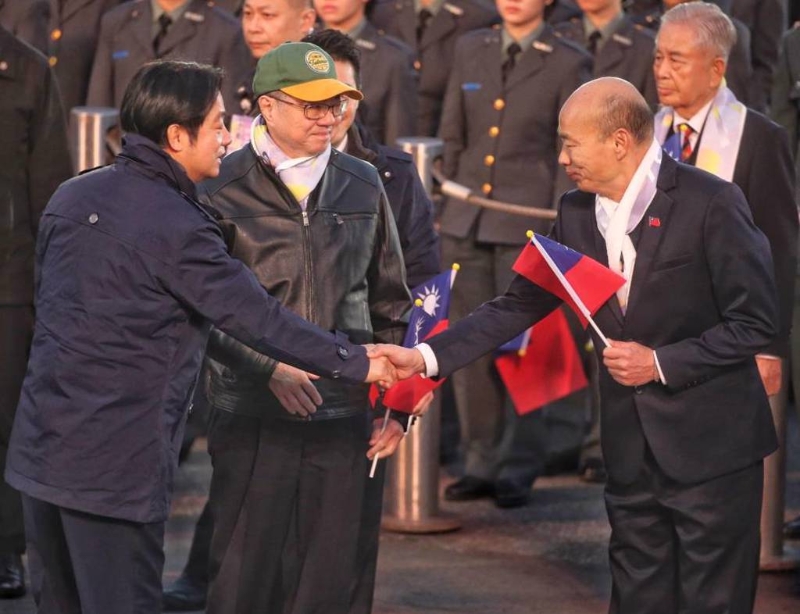 賴清德與行政院長卓榮泰、立法院長韓國瑜等握手致意。