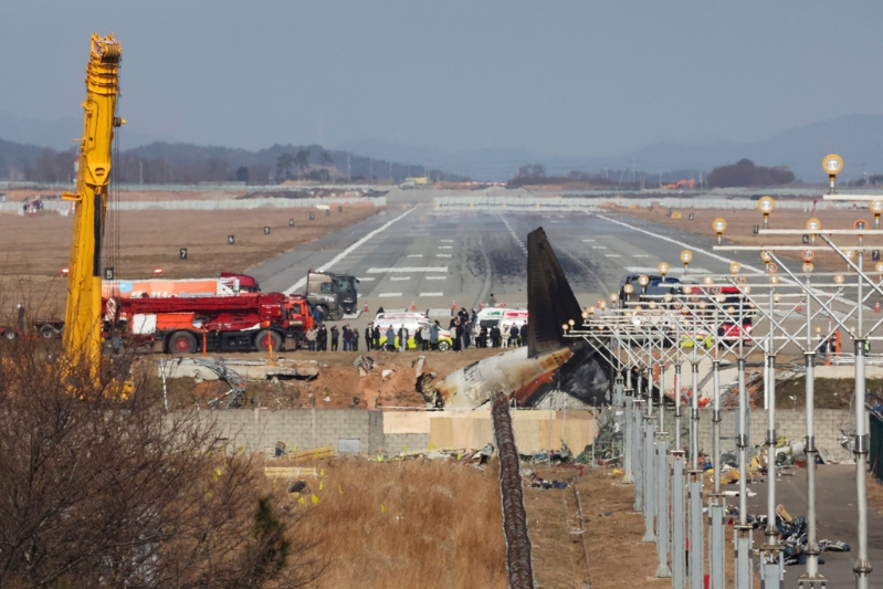 濟州航空去年（2024）12月29日自泰國曼谷飛抵韓國全羅南道務安機場降落過程失事，機上181人僅2人生還。 圖為罹難者家屬1月1日查看空難現場。美聯社
