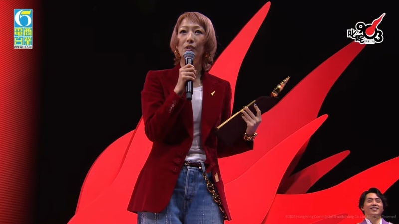 鄭秀文現身領“叱吒樂壇我最喜愛的女歌手”。