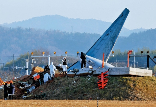 濟州航空客機撞上混凝土墻。 小圖為混凝土墻原貌。