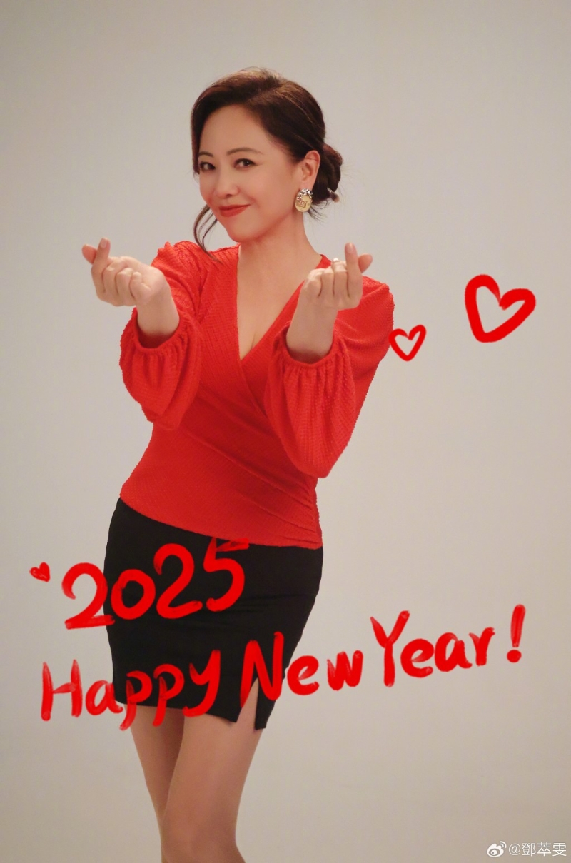 鄧萃雯12月31日在社交網貼出一張照片，見她扎起頭發，化上精致妝容，身穿紅色低胸上衣，輕露事業線，下身配以黑色高衩短裙大曬美腿，更風騷做出心心手勢。