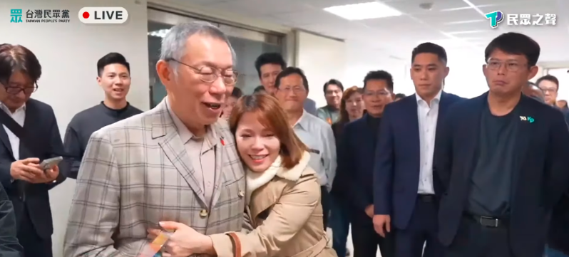 民眾黨前主席柯文哲1日赴黨中央開會后，請辭黨主席并與黨公職擁抱。