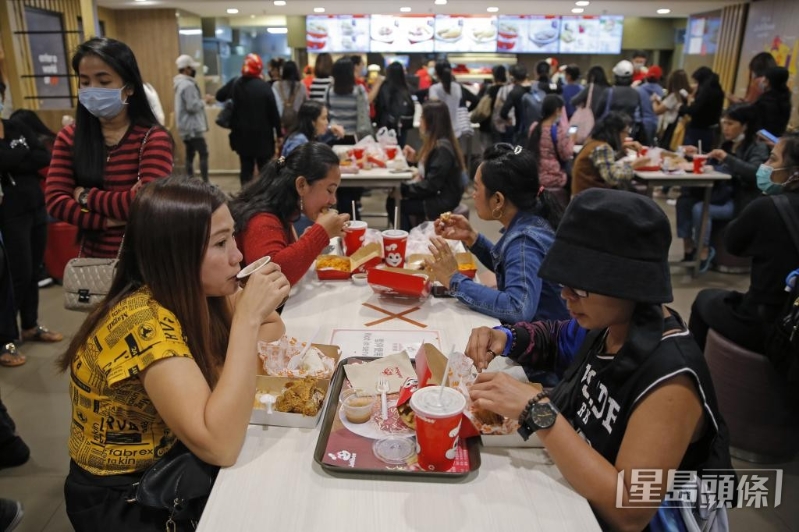 疫情期間，仍有大批外傭光顧Jollibee。