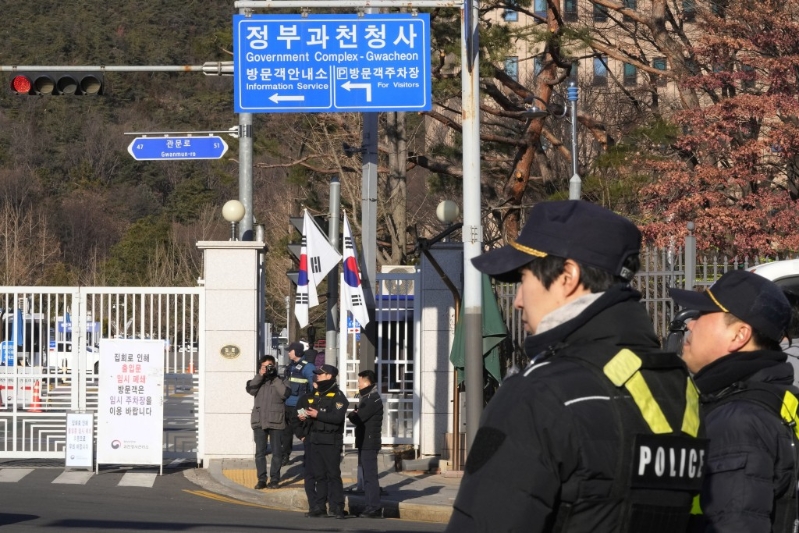 警方在韓國果川市高級官員腐敗調查辦公室附近待命