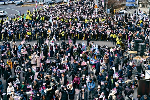 總統尹錫悅的支持者周五在首爾總統官邸附近集會，抗議法院簽發拘捕令拘捕尹錫悅。