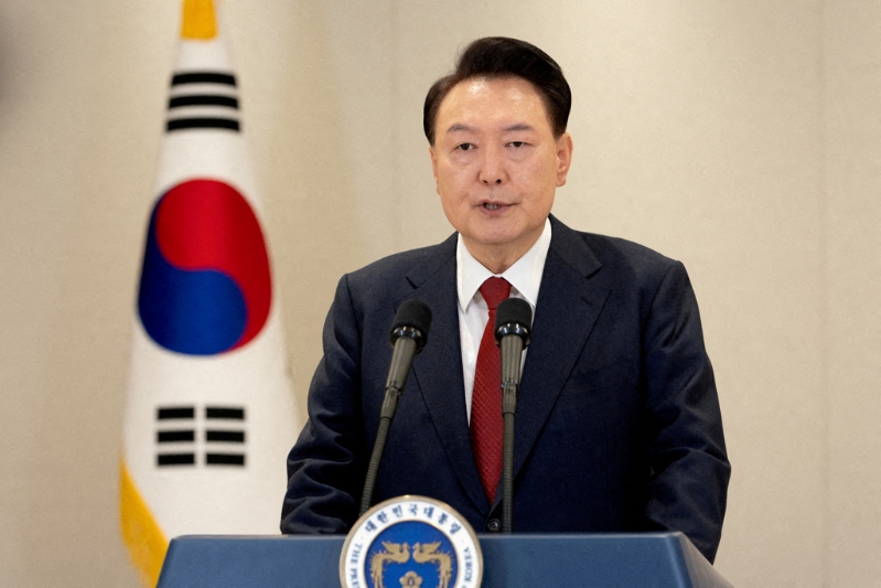 韓國總統尹錫悅去年12月3日突然宣布戒嚴，震驚全國與國際社會，他目前因國會通過彈劾案而處于停職狀態，卻3度拒絕到案配合調查。
