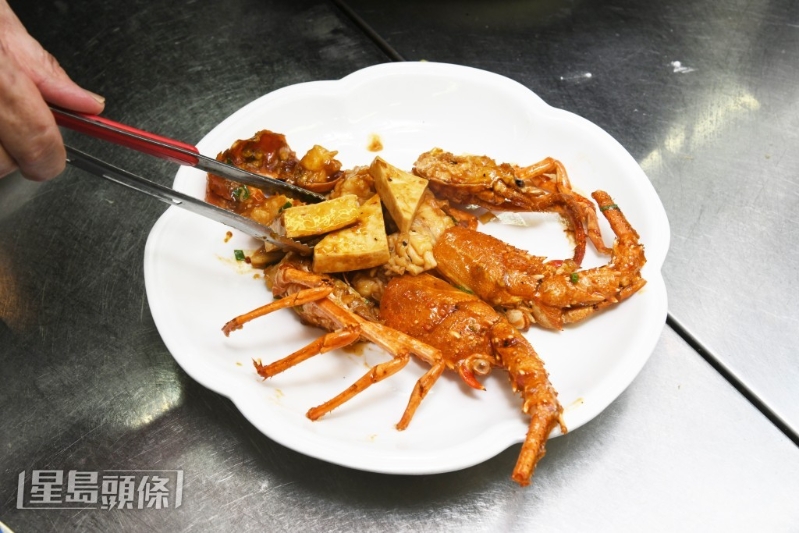 何寶龍師傅創作的麻辣千頁龍蝦，用香辣配料提味。