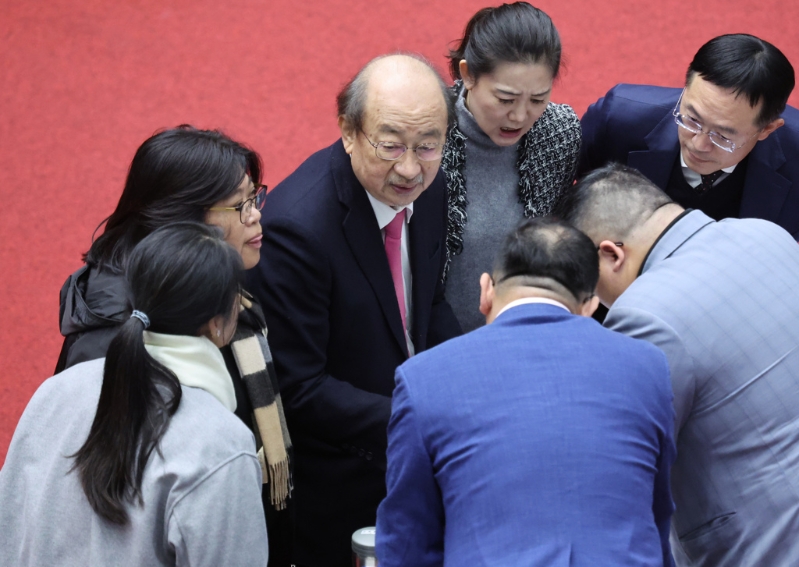圖為民進黨團總召柯建銘（中）與黨籍立委討論議事內容。