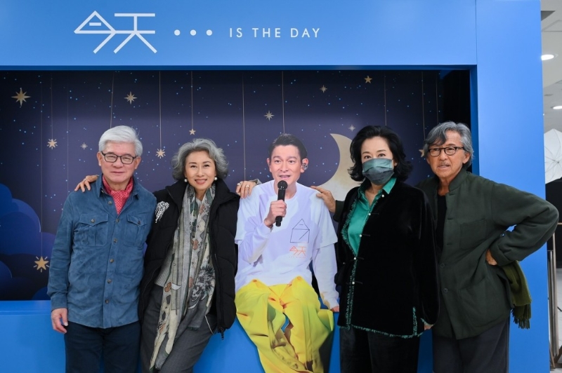 朱玲玲老公一頭銀絲，流露慈祥一面。