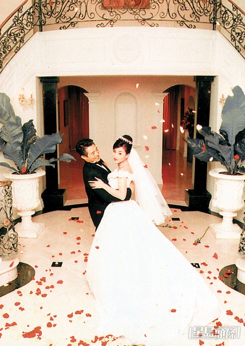 利智1999年與李連杰結婚，便淡出幕前。