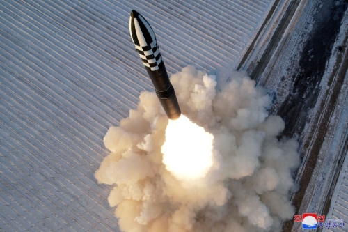 朝鮮周一發射一枚彈道導彈，是今年首次發射導彈。 圖為朝鮮2023年底試射火星18型洲際彈道導彈。 路透社
