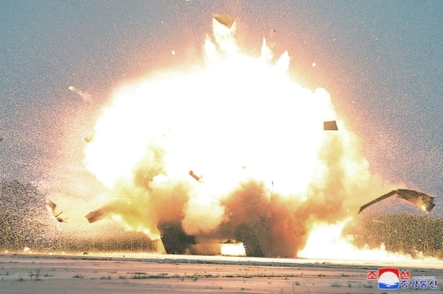 朝鮮去年8月進行無人機性能測試，擊中目標引起爆炸。 路透社