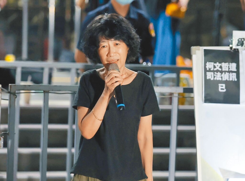 柯文哲的學生、醫師許富舜爆料，2014年曾為柯文哲建置了線上政治獻金的電子金流系統，“當時自己卻親眼見到這些金額被帶回家”。